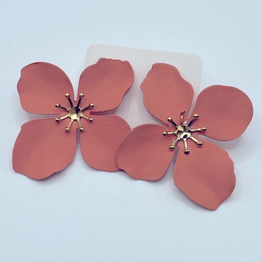 𝅺peach and‎ Gold Flower Stud Pierced Earrings NWOT